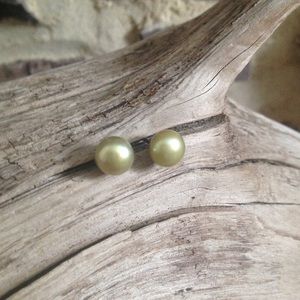 Green pearl studs